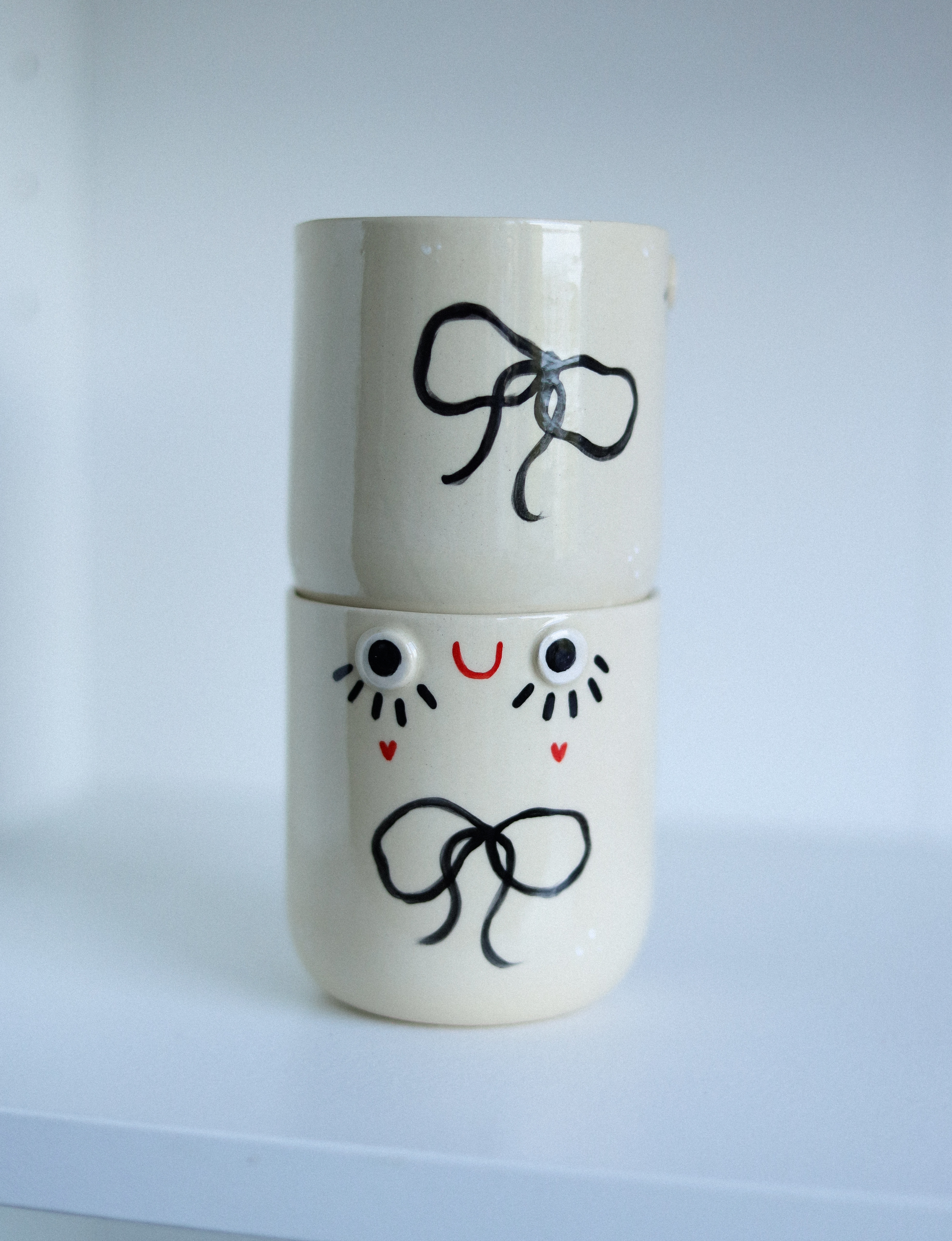 kubek w czarne kokardki