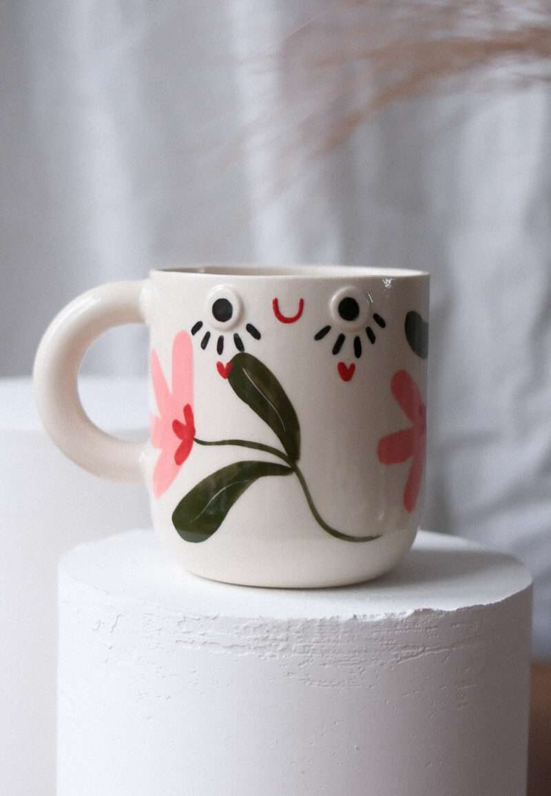 kubek z różowym kwiatkiem