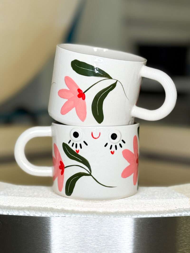 duży kubek z różowym kwiatkiem