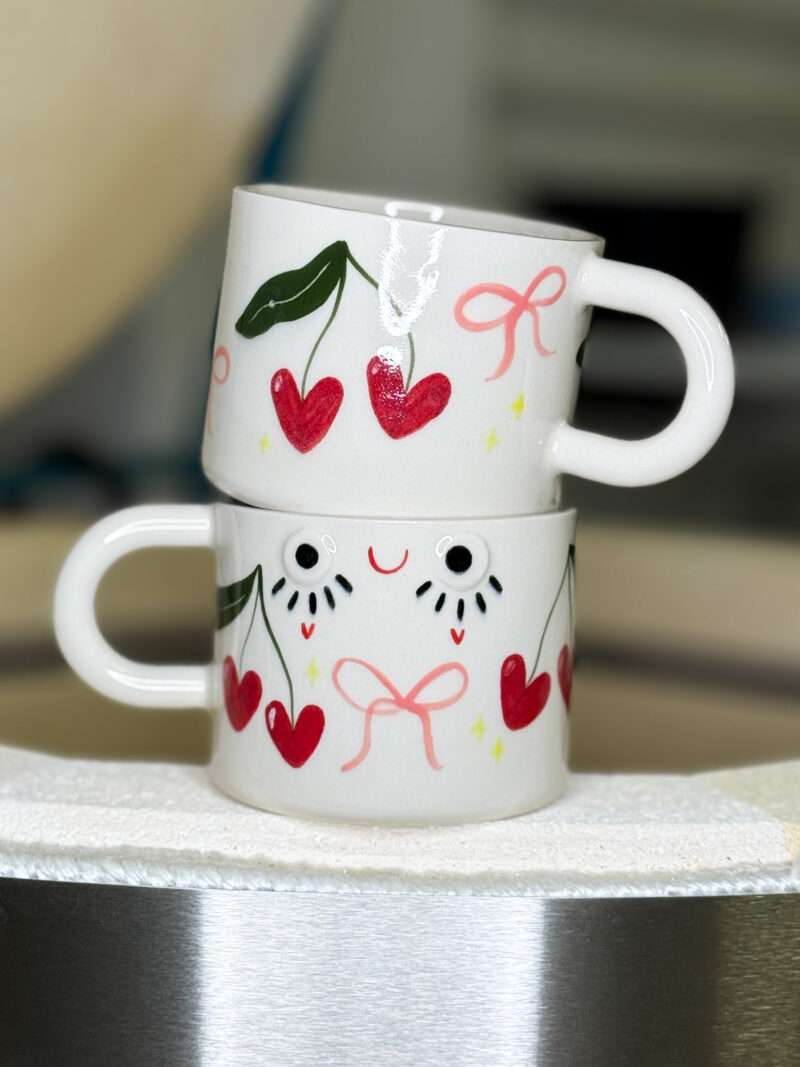 duży kubek w wiśnie i kokardki