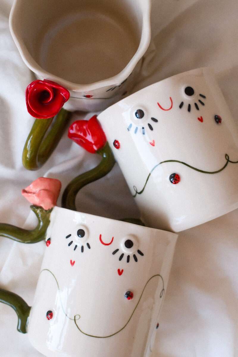 kubek z czerwonym kwiatem