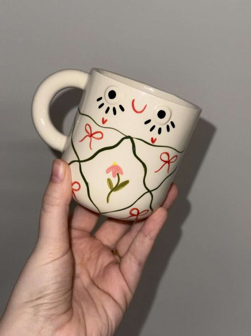 kubek ze wstążką i kwiatkami