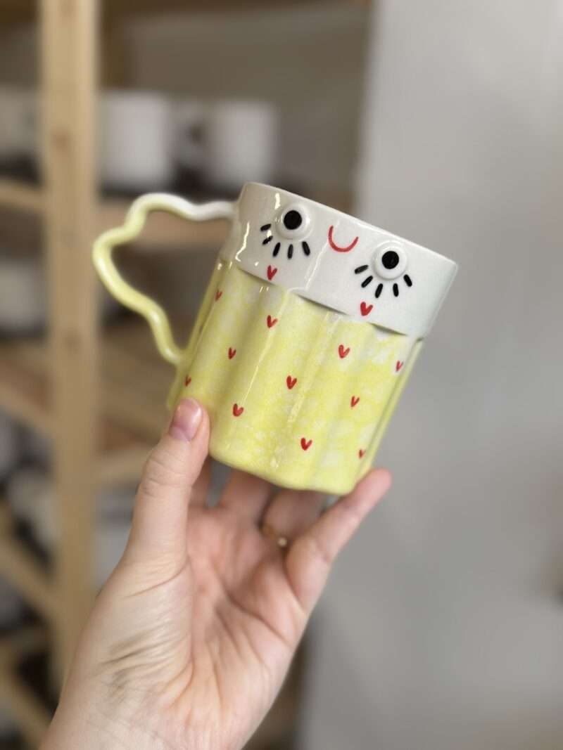 kubek w żółte bubble i serduszka