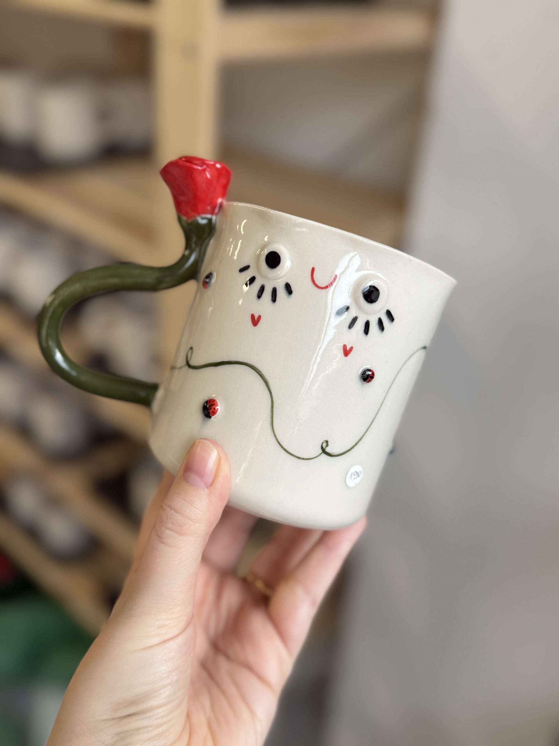 kubek z czerwonym kwiatem - obrazek 2