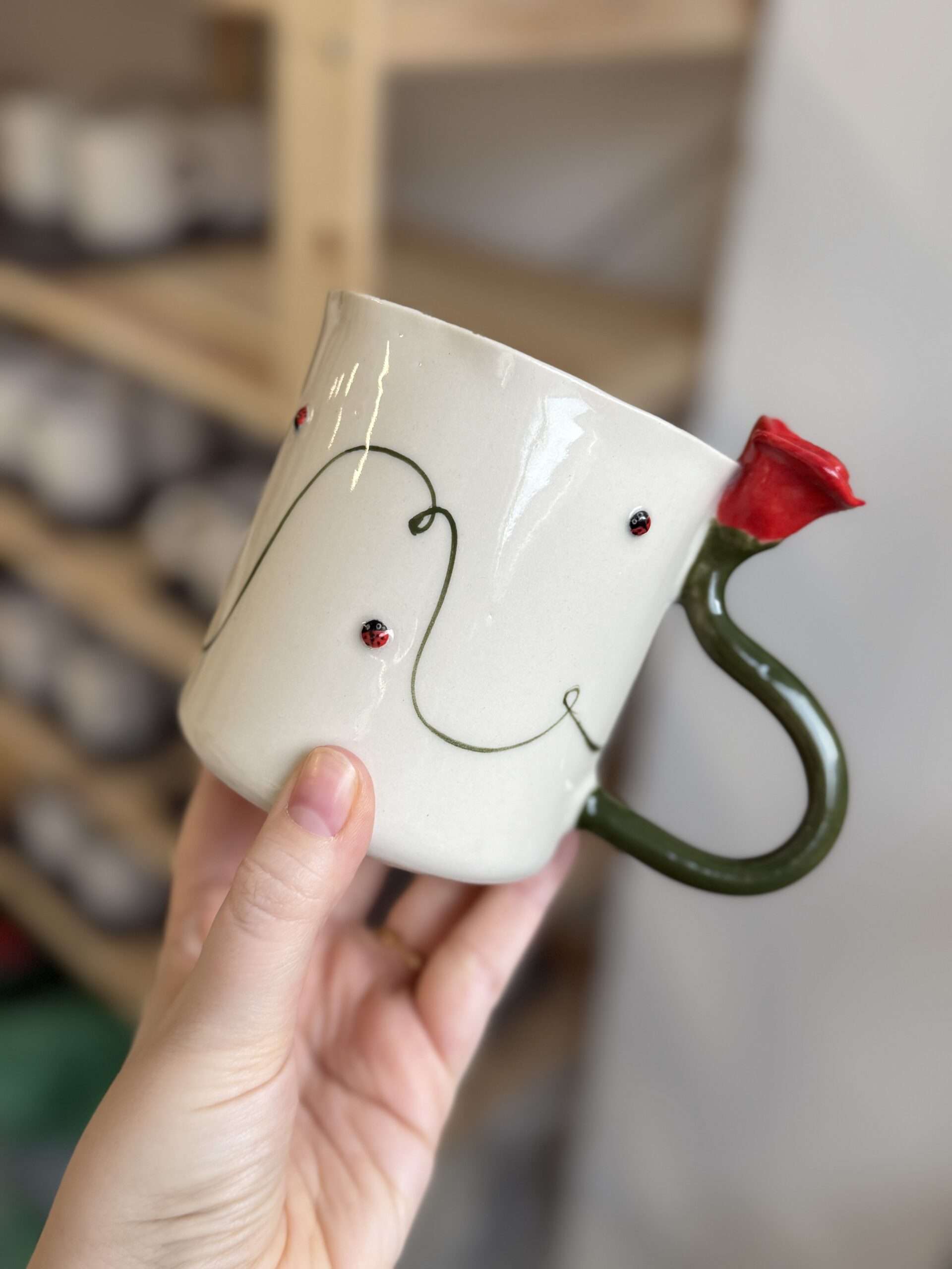 kubek z czerwonym kwiatem - obrazek 3