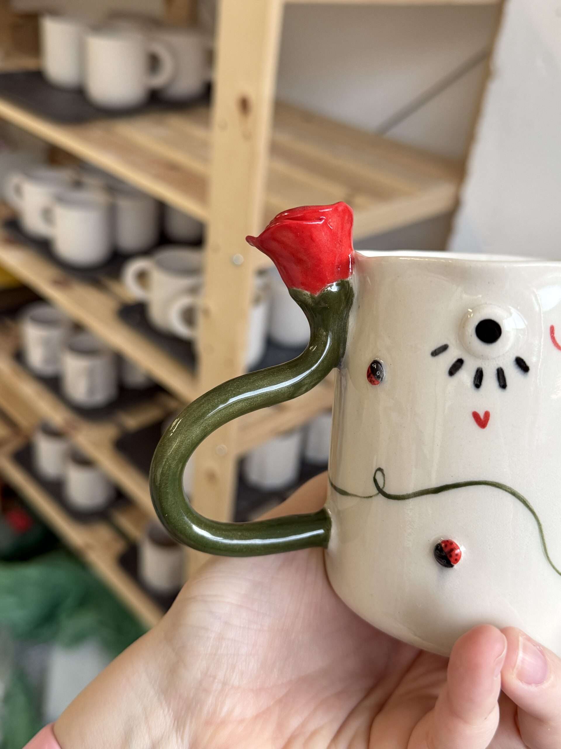 kubek z czerwonym kwiatem - obrazek 4