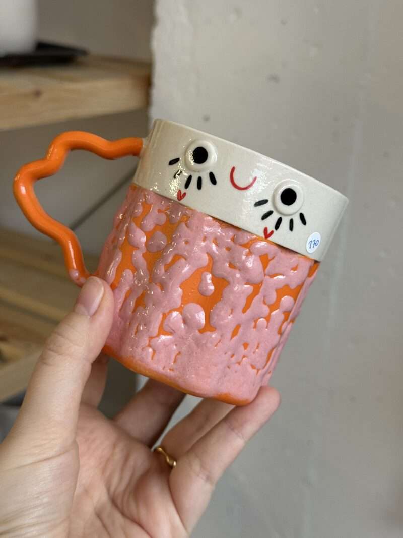 pomarańczowy kubek z różowym strukturalnym szkliwem