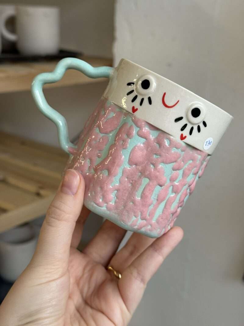 miętowy kubek z różowym strukturalnym szkliwem