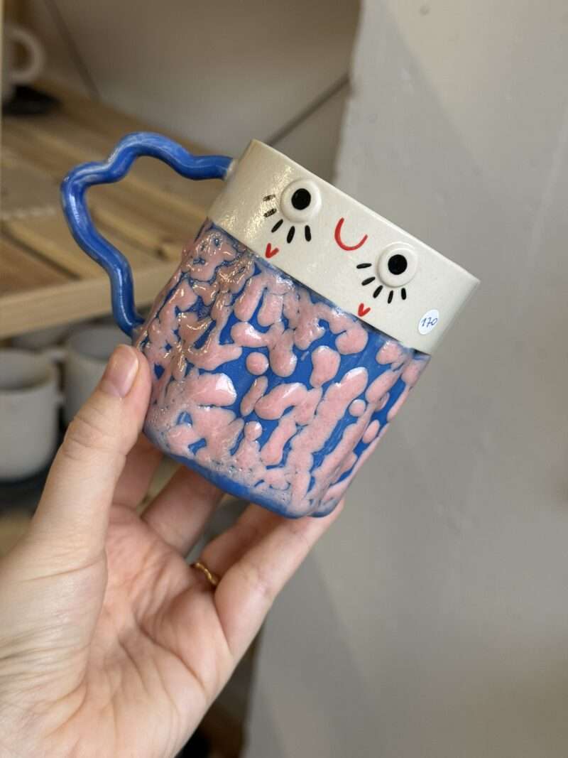 niebieski kubek z różowym strukturalnym szkliwem