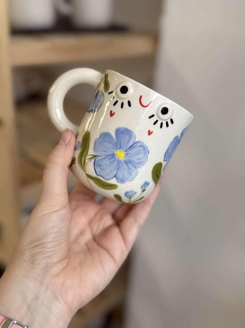 kubek w niebieskie kwiaty